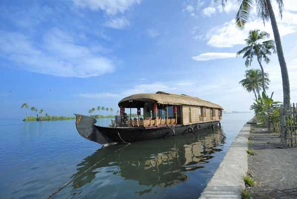 kerala group travel taxi service friends trip india