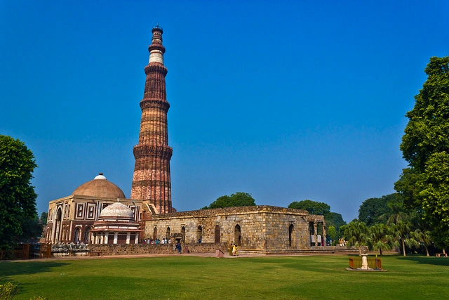 kutub minar India taxi service sightseeing india