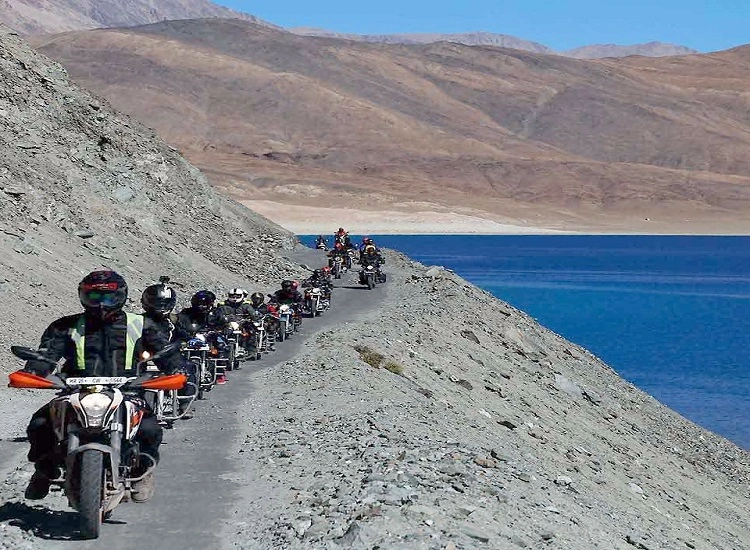 ladakh group taxi service friends travel india