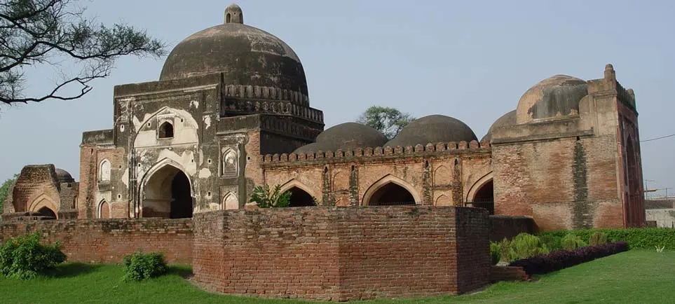 Book our cab service to explore Kabuli Bagh Mosque in panipat